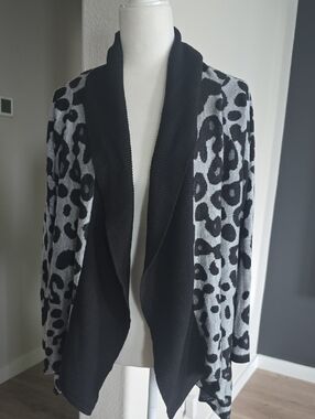 2B Bebe Black and Gray Leopard Open-Front Sweater Cardigan